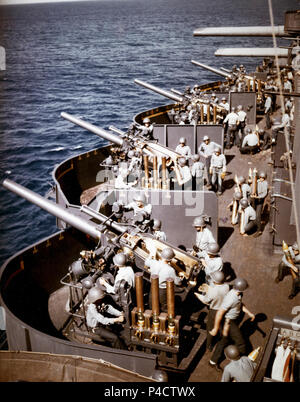 127mm batterie de tir à bord du USS New Mexico (BB-40) au large de Saipan le 15 juin 1944. Banque D'Images