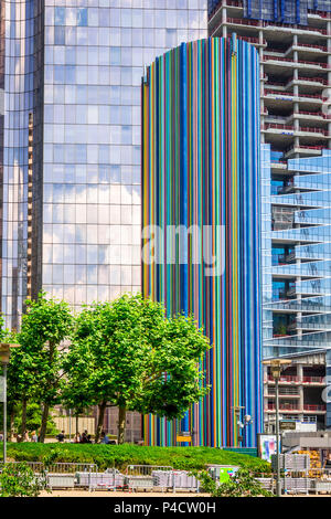 'Le Moretti' par Raymond Moretti est fabriqué à partir de 642 tubes de couleur pour couvrir une cheminée monumentale et siège à la zone de la Défense à Paris, France Banque D'Images