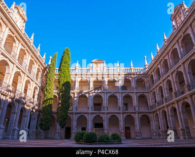 Patio de Santo Tomás del Colegio Mayor de San Ildefonso o Universidad de Alcalá de Henares. Alcalá de Henares. Madrid. España Banque D'Images