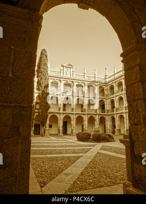 Patio de Santo Tomás del Colegio Mayor de San Ildefonso o Universidad de Alcalá de Henares. Alcalá de Henares. Madrid. España Banque D'Images