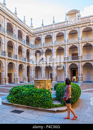 Patio de Santo Tomás del Colegio Mayor de San Ildefonso o Universidad de Alcalá de Henares. Alcalá de Henares. Madrid. España Banque D'Images