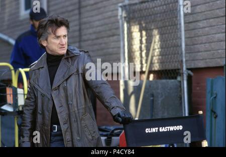 Titre original : MYSTIC RIVER. Titre en anglais : MYSTIC RIVER. Film Réalisateur : CLINT EASTWOOD. Année : 2003. Stars : SEAN PENN. Credit : WARNER BROS. / Album Banque D'Images