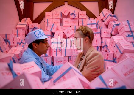 Titre original : THE GRAND BUDAPEST HOTEL. Titre en anglais : THE GRAND BUDAPEST HOTEL. Film Réalisateur : WES ANDERSON. Année : 2014. Stars : Saoirse Ronan ; TONY REVOLORI. Crédit : AMERICAN INDIAN PAINTBRUSH EMPIRIQUE/Images/Scott Rudin PR / Album Banque D'Images