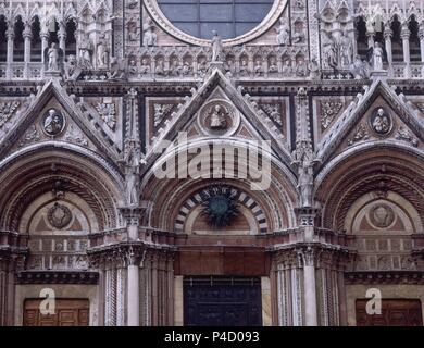 DETALLE DE LA FACHADA NEOGOTICA, 1876/1887. Auteur : Emilio de Fabris (1808-1883). Lieu : CATHÉDRALE DE SANTA MARIA DEL FIORE, FIRENZE, Italia. Banque D'Images