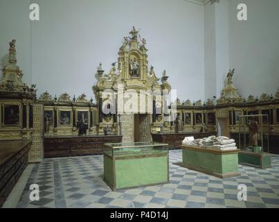 SACRISTIA DE ESTILO HERRERIANO CON RETABLOS DEL SIGLO XVIII CON LA ESCULTURA SEPULCRAL DE DON PEDRO LOPEZ DE MENDOZA NATURAL DE OÑA. Emplacement : MONASTERIO DE SAN SALVADOR, ONA, Burgos, Espagne. Banque D'Images