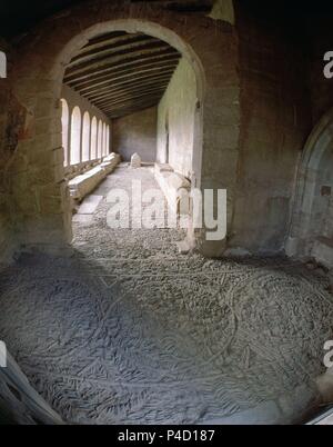 ATRIO CON LOS SARCOFAGOS DE LOS SIETE INFANTES DE LARA Y TRES REINAS NAVARRAS - SIGLO X. Emplacement : Monasterio de Suso, San Millan de la Cogolla, en Espagne. Banque D'Images