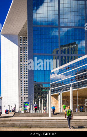 L'étrange mais merveilleux La Defense Area in Paris, France qui abrite un musée en plein air. Banque D'Images