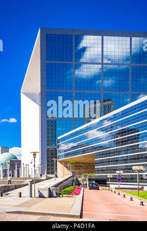 L'étrange mais merveilleux La Defense Area in Paris, France qui abrite un musée en plein air. Banque D'Images