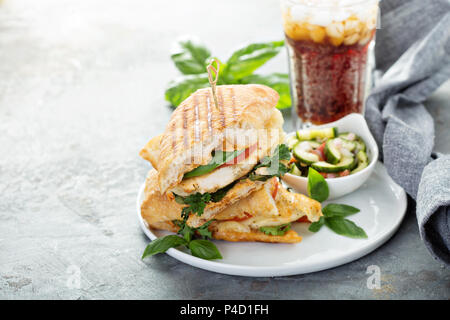 Sandwich panini grillé au poulet et fromage Banque D'Images