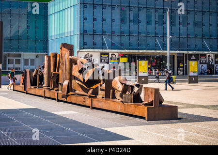 'Après Olympia' sculpture par Anthony Caro se trouve dans la zone de la Défense à Paris, France Banque D'Images