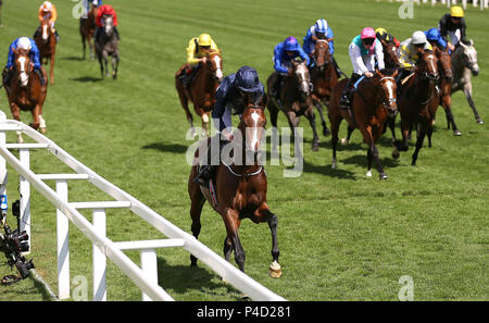 Ryan Moore jockey à bord cor de chasse (au centre) remporte le Hampton Court Stakes au cours de la troisième journée de Royal Ascot à Ascot Racecourse. Banque D'Images