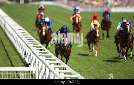 Ryan Moore jockey à bord cor de chasse (au centre) remporte le Hampton Court Stakes au cours de la troisième journée de Royal Ascot à Ascot Racecourse. Banque D'Images