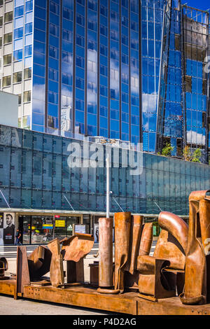 'Après Olympia' sculpture par Anthony Caro se trouve dans la zone de la Défense à Paris, France Banque D'Images