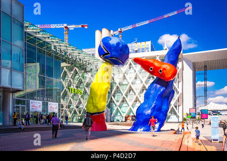 'Personnages Fantastiques' est un art de plein air colorés et représentent deux danseurs jouent ensemble parmi les gratte-ciel de la Défense nationale, Paris, Banque D'Images
