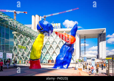 'Personnages Fantastiques' est un art de plein air colorés et représentent deux danseurs jouent ensemble parmi les gratte-ciel de la Défense nationale, Paris, Banque D'Images