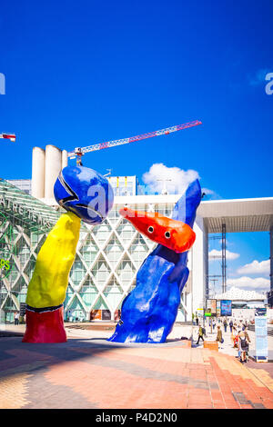 'Personnages Fantastiques' est un art de plein air colorés et représentent deux danseurs jouent ensemble parmi les gratte-ciel de la Défense nationale, Paris, Banque D'Images