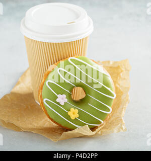 Matcha vert donut glacé avec Cherry Banque D'Images