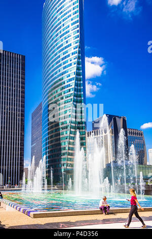 'Fontaine Monumentale' par artiste israélien Yaacov Agam. Cette fontaine est couvert de carreaux de mosaïque et se trouve dans la zone de la Défense à Paris, France Banque D'Images