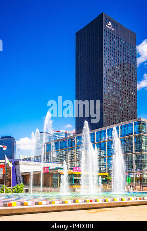 'Fontaine Monumentale' par artiste israélien Yaacov Agam. Cette fontaine est couvert de carreaux de mosaïque et se trouve dans la zone de la Défense à Paris, France Banque D'Images