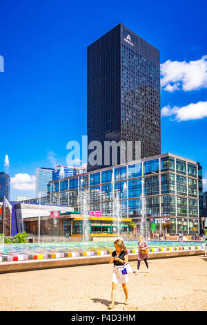 'Fontaine Monumentale' par artiste israélien Yaacov Agam. Cette fontaine est couvert de carreaux de mosaïque et se trouve dans la zone de la Défense à Paris, France Banque D'Images