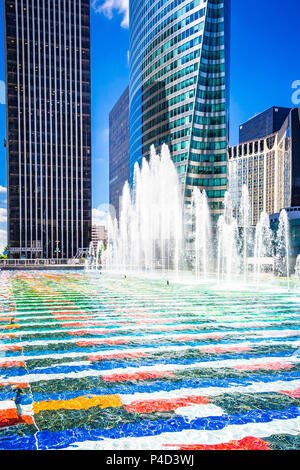 'Fontaine Monumentale' par artiste israélien Yaacov Agam. Cette fontaine est couvert de carreaux de mosaïque et se trouve dans la zone de la Défense à Paris, France Banque D'Images