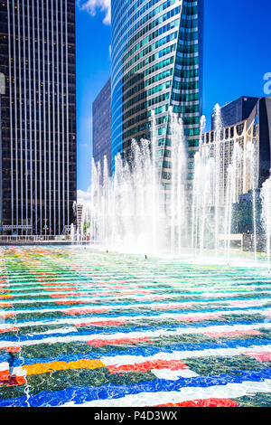 'Fontaine Monumentale' par artiste israélien Yaacov Agam. Cette fontaine est couvert de carreaux de mosaïque et se trouve dans la zone de la Défense à Paris, France Banque D'Images