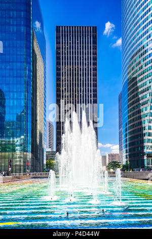 'Fontaine Monumentale' par artiste israélien Yaacov Agam. Cette fontaine est couvert de carreaux de mosaïque et se trouve dans la zone de la Défense à Paris, France Banque D'Images