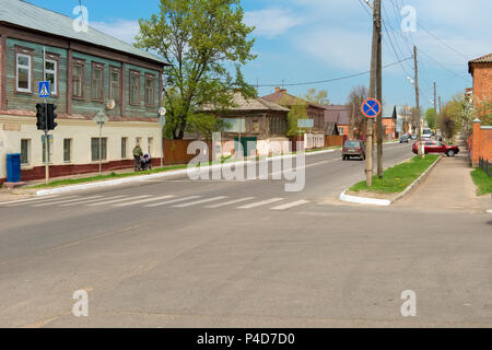 ZARAYSK, région de Moscou-Mai 2, 2014 : avis de Pervomaiskaya street de la vieille ville russe sur un jour de printemps Ensoleillé Banque D'Images