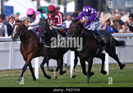 Bagdad monté par Andrea Atzeni (au centre) remporte le King George V enjeux au cours de la troisième journée de Royal Ascot à Ascot Racecourse. ASSOCIATION DE PRESSE Photo. Photo date : Jeudi 21 juin 2018. Histoire voir l'activité de Course Ascot. Crédit photo doit se lire : John Walton/PA Wire. RESTRICTIONS : Utiliser l'objet de restrictions. Usage éditorial uniquement, pas d'utilisation commerciale ou promotionnelle. Pas de ventes privées. Banque D'Images