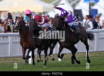 Bagdad, criblée par Andrea Atzeni (au centre), remporte les enjeux du Roi George V au cours du troisième jour de Royal Ascot à l'hippodrome d'Ascot. APPUYEZ SUR ASSOCIATION photo. Date de la photo: Jeudi 21 juin 2018. Voir PA Story RACING Ascot. Le crédit photo devrait se lire comme suit : John Walton/PA Wire. Banque D'Images