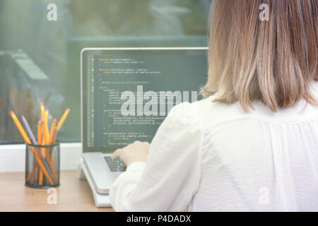 Femme programmeur indépendant travailler à domicile. site web code sur écran Banque D'Images