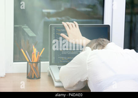 Femme programmeur indépendant travailler à domicile. site web code sur écran Banque D'Images