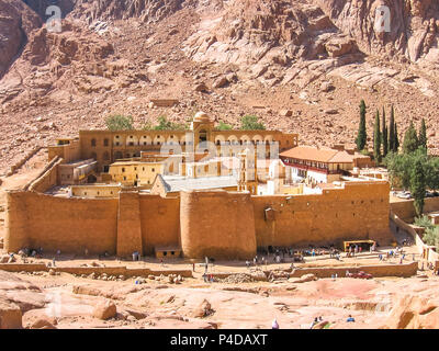 Vue aérienne du Monastère de Sainte Catherine, le plus ancien monastère chrétien situé sur les pentes du mont Horeb, péninsule du Sinaï en Égypte. Banque D'Images