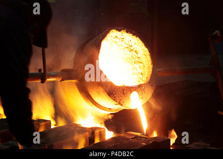 Usine métallurgique, hot metal casting Banque D'Images