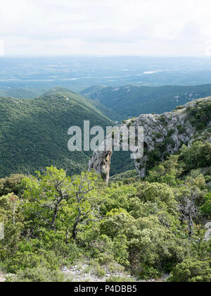 Arch Rock naturel appelé arche de portalas en luberon domaine de la provence dans le sud de la france Banque D'Images