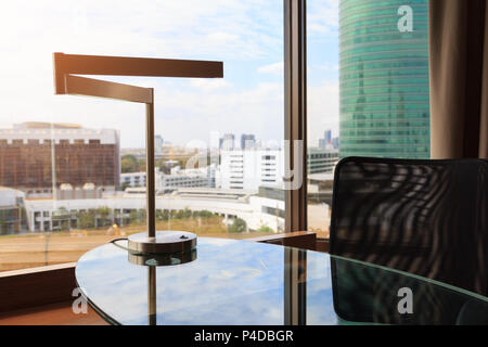 Lampe moderne le nom de table, salle d'affaires intérieur le ciel bleu et l'arrière-plan bâtiment. Banque D'Images