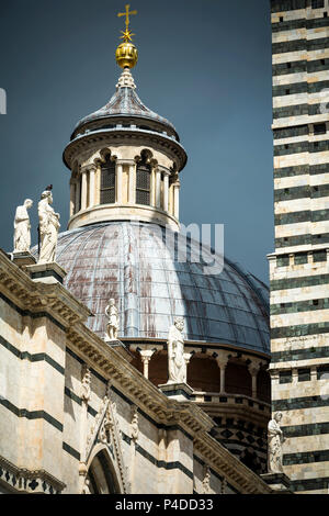 La cathédrale de Sienne dome dans sunshine en Toscane Banque D'Images