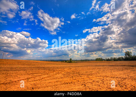 Champ labouré à la fin de l'été. Image HDR. La Pologne, la Sainte Croix les montagnes. Banque D'Images