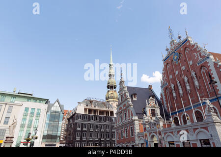 La place de l'Hôtel de Ville avec Maison des Têtes Noires dans la vieille ville de Riga, Lettonie Banque D'Images