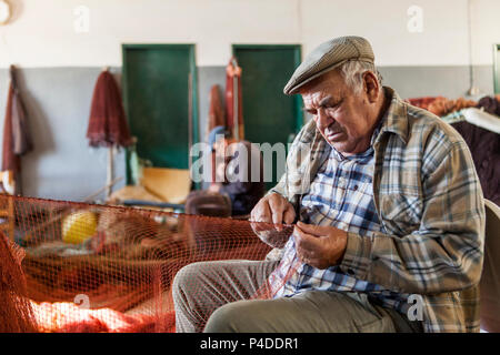 BURGAU, PORTUGAL - 5 NOVEMBRE 2014 : les pêcheurs portugais fixant leurs filets. Banque D'Images