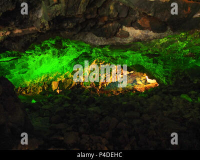 Lanzarote, Espagne - 12 décembre 2013 : la magique Marique allumé dans les grottes des montagnes de lave volcanique de Lanzarote. Banque D'Images