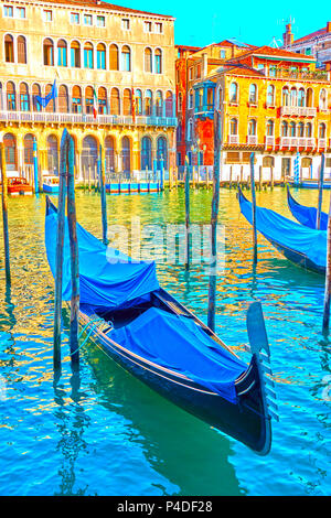 Vue sur le Grand Canal de Venise avec les gondoles amarrées dans la soirée, Italie Banque D'Images