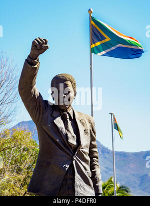 Statue de Nelson Mandela à l'extérieur de l'ancienne prison Victor Verster, où il a passé la dernière partie de sa prison pour être un terroriste politique Banque D'Images