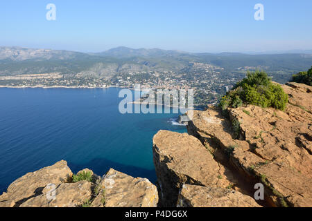 Falaise et falaise du Cap Canaille avec vue sur Cassis & littoral méditerranéen à partir de la Route des Crêtes Provence France Banque D'Images