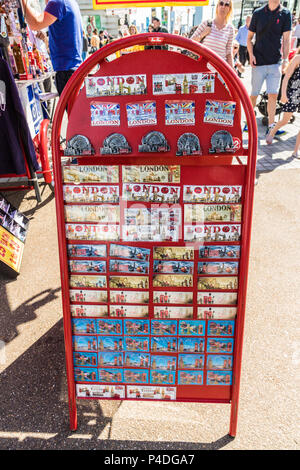 Londres. Juin 2018. Une vue de Londres de Souvenirs à vendre le long de la rive sud de Londres Banque D'Images