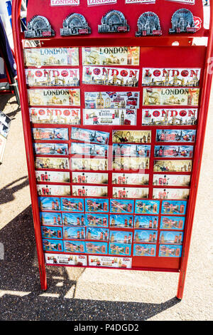 Londres. Juin 2018. Une vue de Londres de Souvenirs à vendre le long de la rive sud de Londres Banque D'Images