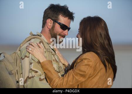 Titre original : AMERICAN SNIPER. Titre en anglais : AMERICAN SNIPER. Film Réalisateur : CLINT EASTWOOD. Année : 2014. Stars : Sienna Miller ; BRADLEY COOPER. Credit : Warner Bros Pictures / Album Banque D'Images