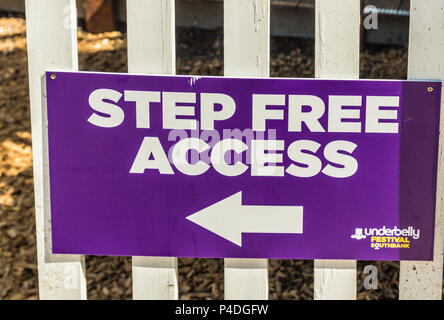 Londres. Juin 2018. Vue d'un signe indiquant l'étape d'accès libre, pour le festival les bas le long de la rive sud de Londres Banque D'Images