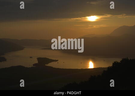 Coucher du soleil sur le fond de la mer et les montagnes Banque D'Images