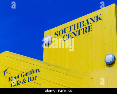 Londres. Juin 2018. Une vue sur le Southbank centre signer le long de la rive sud de Londres Banque D'Images